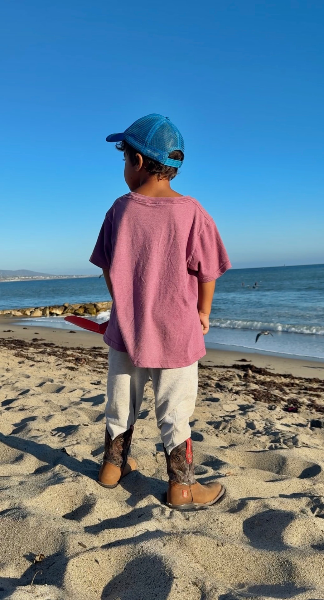 Enzo Bullinger standing at the edge of the sea